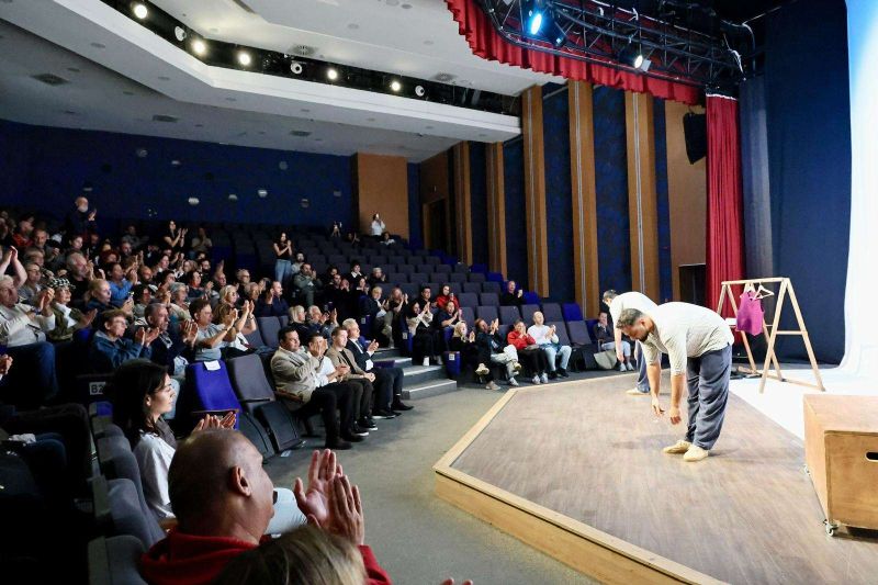 BODRUM BELEDİYESİ ŞEHİR TİYATROSU YENİ SEZONU “CAMBAZIN CENAZESİ” İLE AÇTI