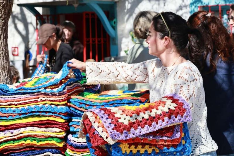 BODRUMLU KADINLAR SOKAK İÇİN ÖRÜYOR: 1.400 MOTİFTEN 53 METRE GÖLGELİK ELDE EDİLDİ