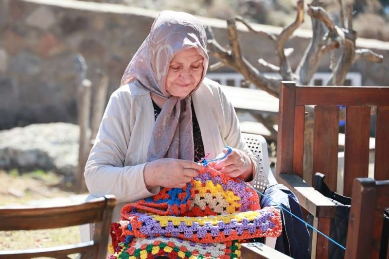 BODRUMLU KADINLAR SOKAK İÇİN ÖRÜYOR: 1.400 MOTİFTEN 53 METRE GÖLGELİK ELDE EDİLDİ