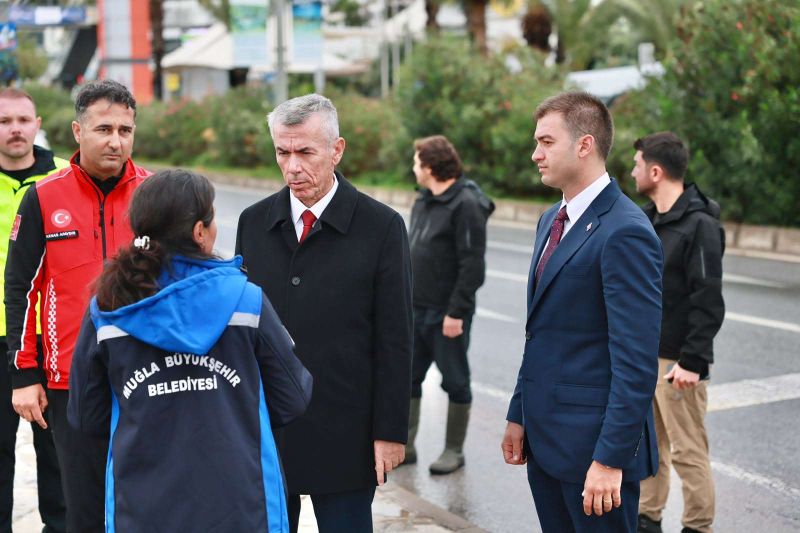BAŞKAN TAMER MANDALİNCİ GÜN BOYU SAHADAYDI