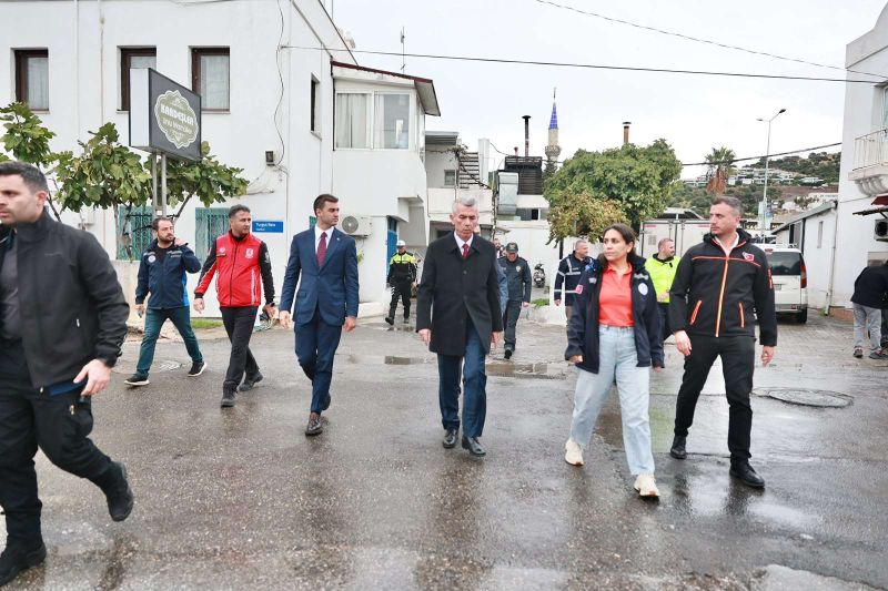 BAŞKAN TAMER MANDALİNCİ GÜN BOYU SAHADAYDI