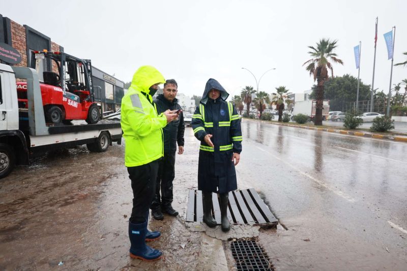 BAŞKAN TAMER MANDALİNCİ GÜN BOYU SAHADAYDI