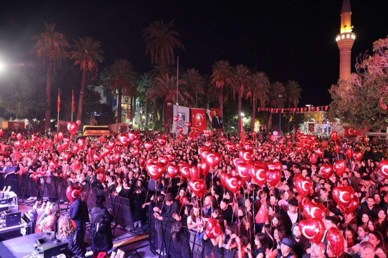 BODRUM’DA CUMHURİYET BAYRAMI’NDA YER GÖK KIRMIZI BEYAZ