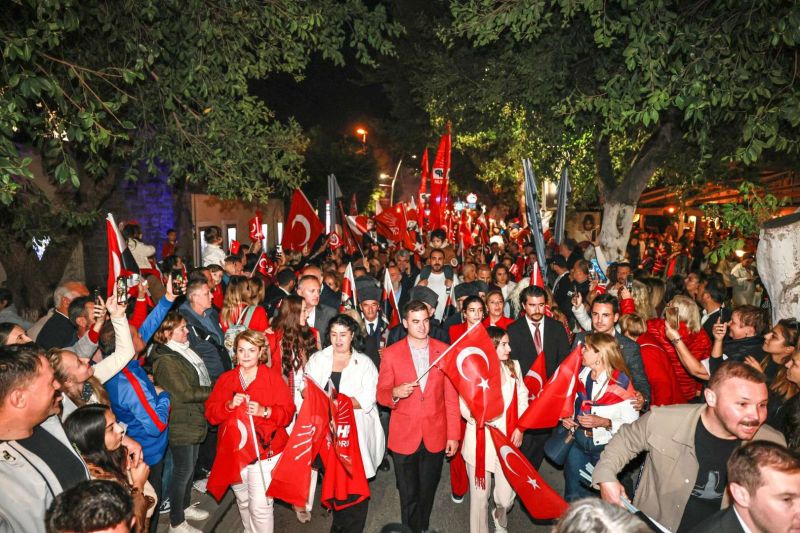 BODRUM’DA CUMHURİYET BAYRAMI’NDA YER GÖK KIRMIZI BEYAZ