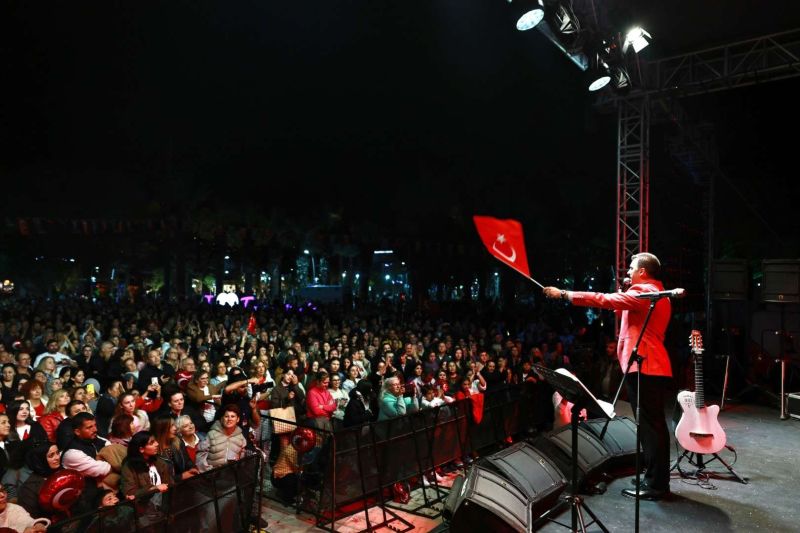 BODRUM’DA CUMHURİYET BAYRAMI’NDA YER GÖK KIRMIZI BEYAZ