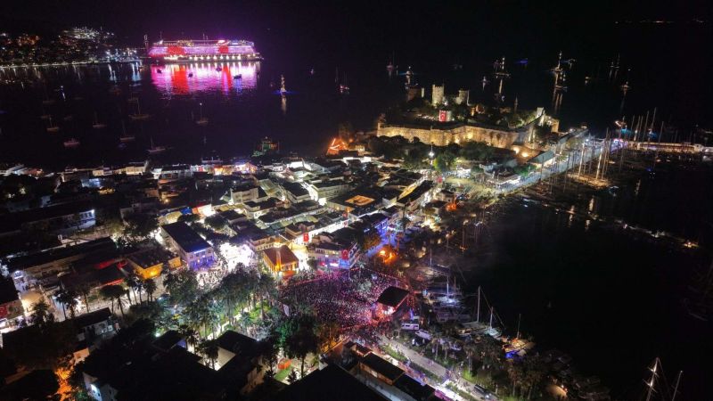 BODRUM’DA CUMHURİYET BAYRAMI’NDA YER GÖK KIRMIZI BEYAZ