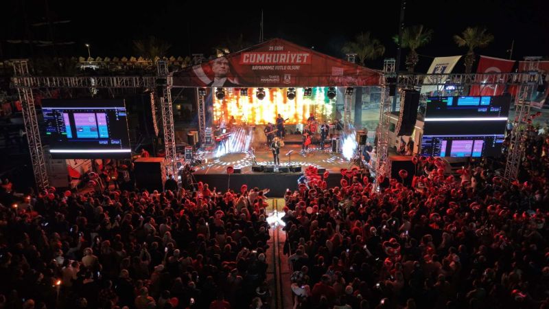 BODRUM’DA CUMHURİYET BAYRAMI’NDA YER GÖK KIRMIZI BEYAZ