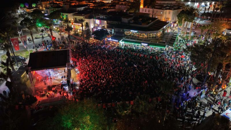 BODRUM’DA CUMHURİYET BAYRAMI’NDA YER GÖK KIRMIZI BEYAZ
