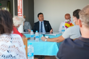 BAŞKAN ARAS GÜNDOĞAN'DA BULUNAN SİTE YÖNETİCİLERİYLE BİR ARAYA GELDİ