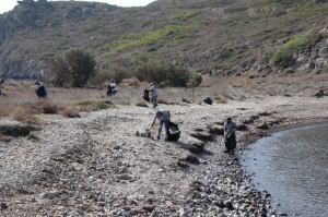 KOYLARDAKİ ÇÖPLER BELEDİYE EKİPLERİNCE TOPLANDI