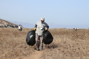 KOYLARDAKİ ÇÖPLER BELEDİYE EKİPLERİNCE TOPLANDI