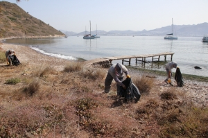 KOYLARDAKİ ÇÖPLER BELEDİYE EKİPLERİNCE TOPLANDI