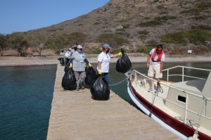KOYLARDAKİ ÇÖPLER BELEDİYE EKİPLERİNCE TOPLANDI