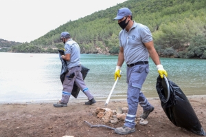 KOYLARDAKİ ÇÖPLER BELEDİYE EKİPLERİNCE TOPLANDI