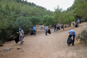 KOYLARDAKİ ÇÖPLER BELEDİYE EKİPLERİNCE TOPLANDI