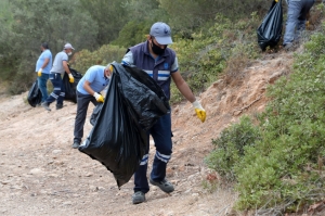 KOYLARDAKİ ÇÖPLER BELEDİYE EKİPLERİNCE TOPLANDI