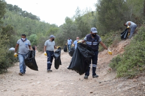 KOYLARDAKİ ÇÖPLER BELEDİYE EKİPLERİNCE TOPLANDI