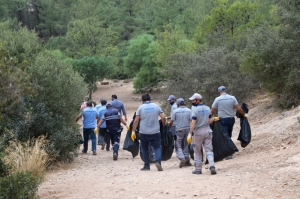 KOYLARDAKİ ÇÖPLER BELEDİYE EKİPLERİNCE TOPLANDI