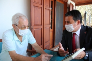 BALIKÇI'NIN ORİJİNAL EL YAZMALARINI BAŞKAN ARAS TESLİM ALDI