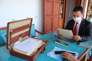 BALIKÇI'NIN ORİJİNAL EL YAZMALARINI BAŞKAN ARAS TESLİM ALDI