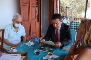 BALIKÇI'NIN ORİJİNAL EL YAZMALARINI BAŞKAN ARAS TESLİM ALDI
