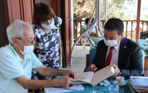 BALIKÇI'NIN ORİJİNAL EL YAZMALARINI BAŞKAN ARAS TESLİM ALDI