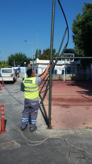 BODRUM BELEDİYESİ ÇOCUK OYUN PARKLARI VE SPOR ALANLARINI BAKIMA ALDI