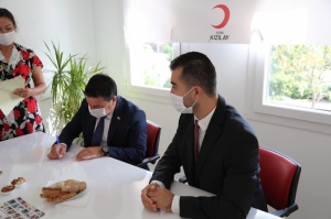 BAŞKAN ARAS, TÜRKİYE KIZILAY DERNEĞİ ÜYESİ OLDU