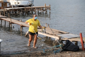 BELEDİYENİN KIYI TEMİZLİĞİNE ÜNLÜ İSİMLERDEN DESTEK