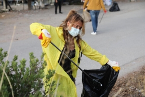 BELEDİYENİN KIYI TEMİZLİĞİNE ÜNLÜ İSİMLERDEN DESTEK