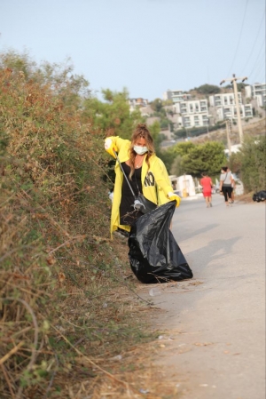 BELEDİYENİN KIYI TEMİZLİĞİNE ÜNLÜ İSİMLERDEN DESTEK