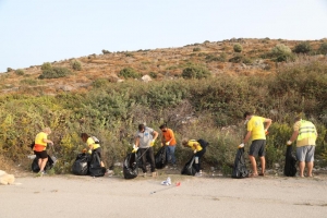 BELEDİYENİN KIYI TEMİZLİĞİNE ÜNLÜ İSİMLERDEN DESTEK