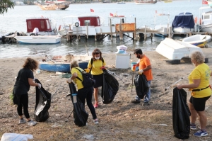 BELEDİYENİN KIYI TEMİZLİĞİNE ÜNLÜ İSİMLERDEN DESTEK