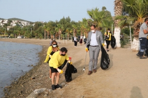 BELEDİYENİN KIYI TEMİZLİĞİNE ÜNLÜ İSİMLERDEN DESTEK