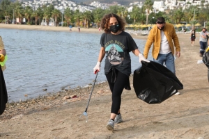 BELEDİYENİN KIYI TEMİZLİĞİNE ÜNLÜ İSİMLERDEN DESTEK