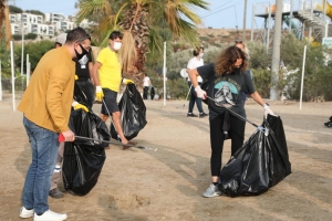 BELEDİYENİN KIYI TEMİZLİĞİNE ÜNLÜ İSİMLERDEN DESTEK
