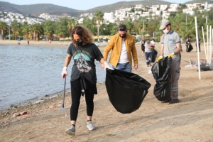 BELEDİYENİN KIYI TEMİZLİĞİNE ÜNLÜ İSİMLERDEN DESTEK