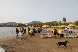 BELEDİYENİN KIYI TEMİZLİĞİNE ÜNLÜ İSİMLERDEN DESTEK