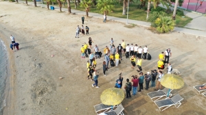 BELEDİYENİN KIYI TEMİZLİĞİNE ÜNLÜ İSİMLERDEN DESTEK