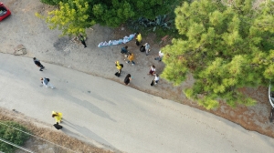 BELEDİYENİN KIYI TEMİZLİĞİNE ÜNLÜ İSİMLERDEN DESTEK