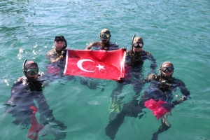 DALGIÇLAR TEMİZLİK ÖNCESİ TÜRK BAYRAĞI AÇTI