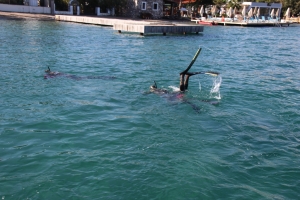 DALGIÇLAR TEMİZLİK ÖNCESİ TÜRK BAYRAĞI AÇTI