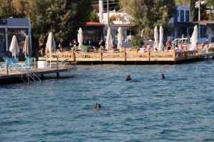 DALGIÇLAR TEMİZLİK ÖNCESİ TÜRK BAYRAĞI AÇTI