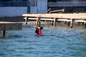 DALGIÇLAR TEMİZLİK ÖNCESİ TÜRK BAYRAĞI AÇTI