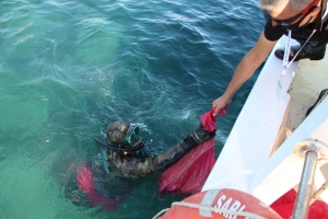 DALGIÇLAR TEMİZLİK ÖNCESİ TÜRK BAYRAĞI AÇTI