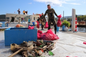 DALGIÇLAR TEMİZLİK ÖNCESİ TÜRK BAYRAĞI AÇTI