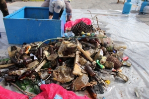 DALGIÇLAR TEMİZLİK ÖNCESİ TÜRK BAYRAĞI AÇTI