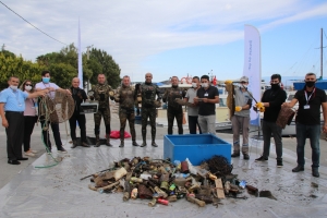 DALGIÇLAR TEMİZLİK ÖNCESİ TÜRK BAYRAĞI AÇTI