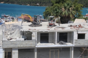 İMARA AYKIRI YAPILARDA YIKIMLAR SÜRÜYOR