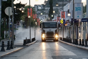 KURBAN KESİM YERLERİ İLE CADDE VE SOKAKLAR DEZENFEKTE EDİLDİ